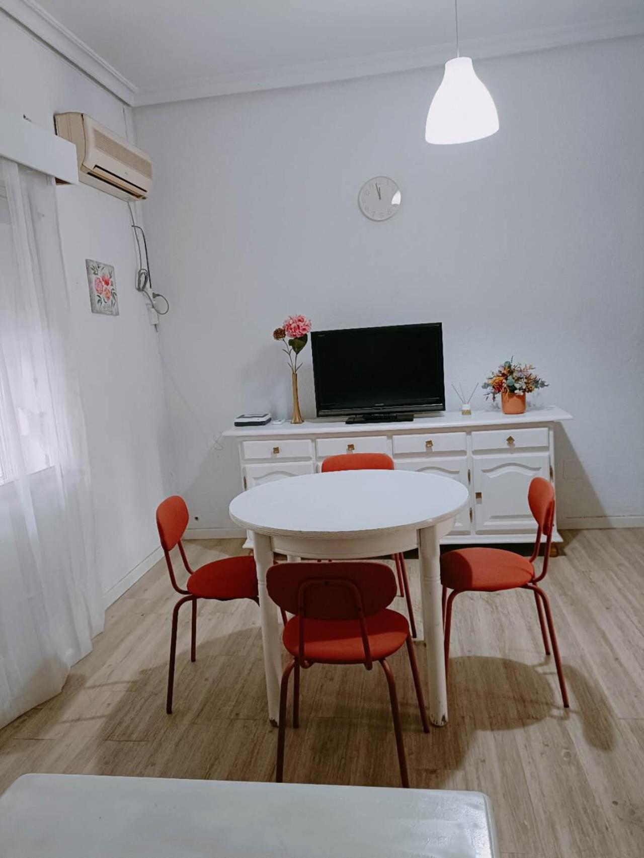 8 Mins Walk To Train Station Low Cost Youth Hostel 塞维利亚 外观 照片