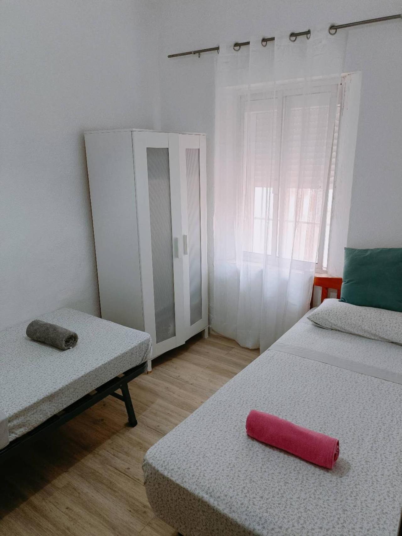 8 Mins Walk To Train Station Low Cost Youth Hostel 塞维利亚 外观 照片