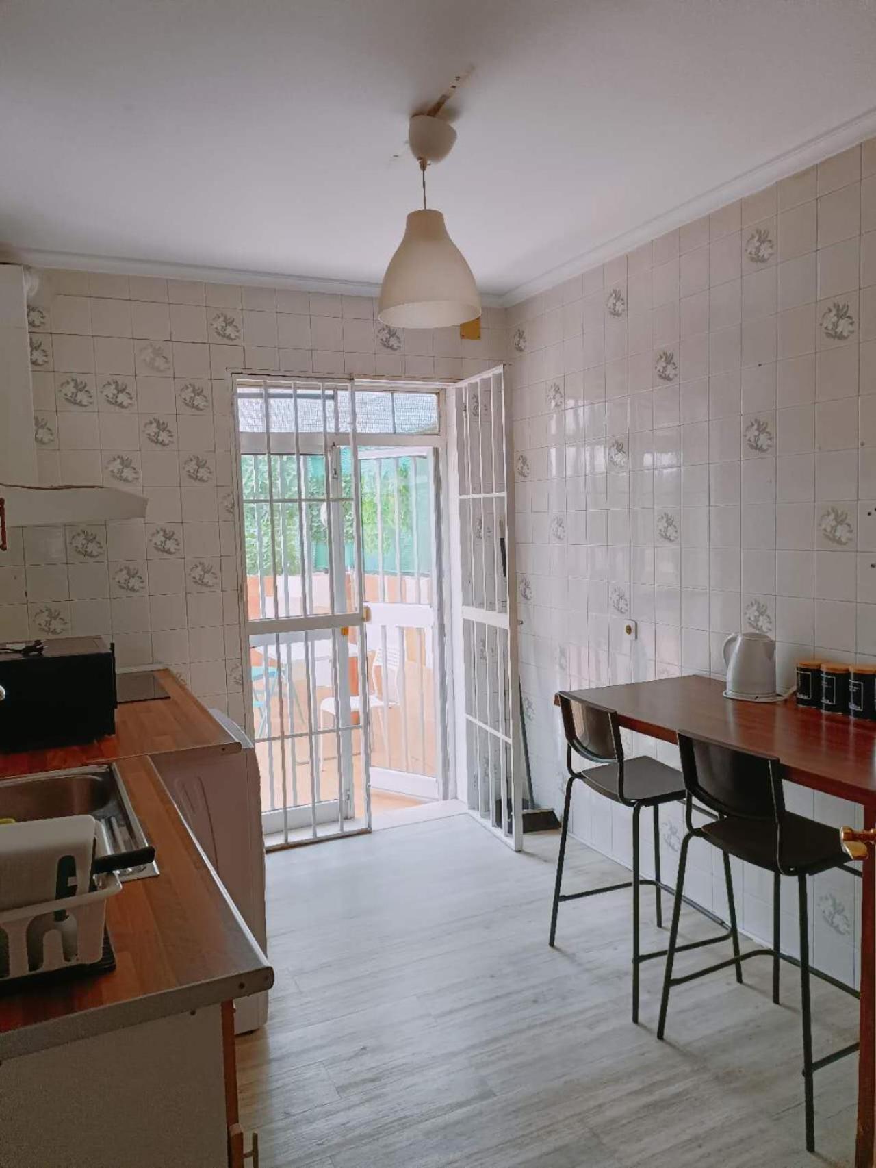 8 Mins Walk To Train Station Low Cost Youth Hostel 塞维利亚 外观 照片