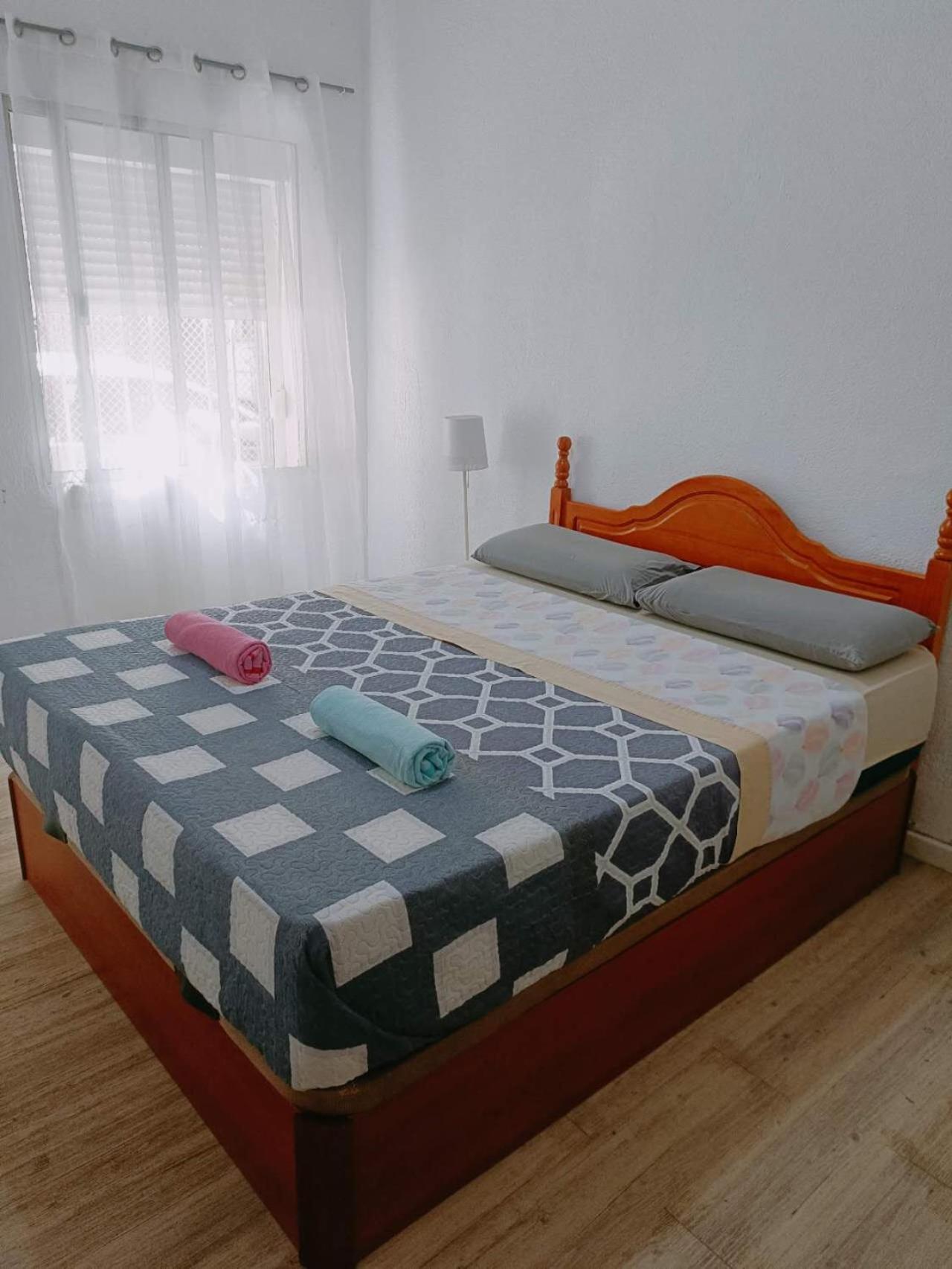8 Mins Walk To Train Station Low Cost Youth Hostel 塞维利亚 外观 照片